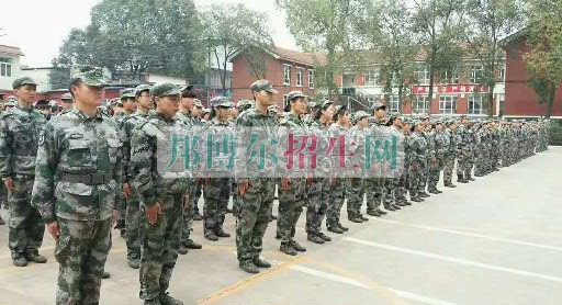 成都翔飛航空職業(yè)技術(shù)學(xué)校軍訓(xùn)匯報(bào)表演