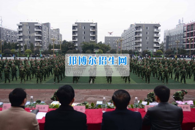 成都機電工程學校舉行2017級春季新生第一期軍訓閉營儀式及表彰大會