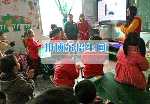 重慶信息技術(shù)職業(yè)學(xué)院青年志愿者深入社區(qū)幼兒園開展2017年支教活動