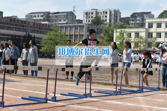 內(nèi)江市鐵路機械學校開展2017年春季運動會