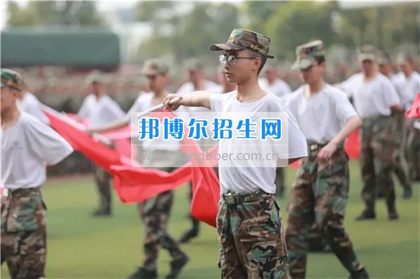 2017年成都航空旅游職業(yè)學(xué)校軍訓(xùn)匯報(bào)表演