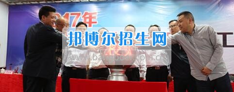 2017年達州市大學(xué)生創(chuàng)新創(chuàng)業(yè)工作大會在達州職業(yè)技術(shù)學(xué)院隆重召開