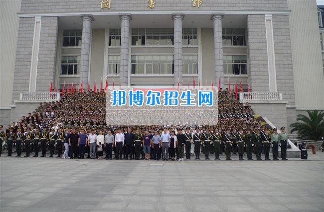 四川管理職業(yè)學院國旗隊參加四川省高校國旗護衛(wèi)隊會操交流活動  為慶祝中國人民解放軍建軍90周年，推進西南地區(qū)高校國旗文化的發(fā)展，持續(xù)發(fā)揮升旗儀式的教育引導作用，深化愛國主義教育，5月20日，我院國旗隊應邀參加了由四川大學錦城學院發(fā)起的會操交流活動。  全省28所高校的國旗護衛(wèi)隊，近千名國旗手齊聚一堂。在莊嚴的升旗儀式后，活動進入會操展示環(huán)節(jié)。我院國旗隊邁著整齊劃一的步伐走過主席臺，展示出了優(yōu)秀的訓練水平和昂揚的精神風貌。當天下午，在四川大學錦城學院大禮堂舉行了“以我火紅青春、譜寫國旗禮贊”大學生升旗手文藝匯演。我院代表隊以優(yōu)雅的舞姿展現(xiàn)了大學生青春的風采。表達了對祖國與學院的炙熱情感和嚴于律己的學習態(tài)度。  此次會操交流活動，加強了省內(nèi)各高校國旗護衛(wèi)隊間的聯(lián)系，弘揚了愛國、愛旗、護旗的精神，獲得了寶貴的經(jīng)驗，明確了努力的方向。我院國旗隊的隊員們紛紛表示：要肩負起捍衛(wèi)國旗尊嚴、宣傳國旗文化的神圣使命!