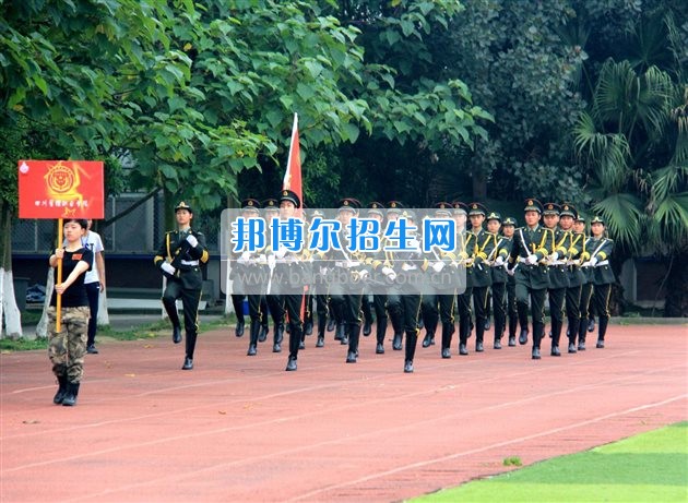 四川管理職業(yè)學院國旗隊參加四川省高校國旗護衛(wèi)隊會操交流活動  為慶祝中國人民解放軍建軍90周年，推進西南地區(qū)高校國旗文化的發(fā)展，持續(xù)發(fā)揮升旗儀式的教育引導作用，深化愛國主義教育，5月20日，我院國旗隊應邀參加了由四川大學錦城學院發(fā)起的會操交流活動。  全省28所高校的國旗護衛(wèi)隊，近千名國旗手齊聚一堂。在莊嚴的升旗儀式后，活動進入會操展示環(huán)節(jié)。我院國旗隊邁著整齊劃一的步伐走過主席臺，展示出了優(yōu)秀的訓練水平和昂揚的精神風貌。當天下午，在四川大學錦城學院大禮堂舉行了“以我火紅青春、譜寫國旗禮贊”大學生升旗手文藝匯演。我院代表隊以優(yōu)雅的舞姿展現(xiàn)了大學生青春的風采。表達了對祖國與學院的炙熱情感和嚴于律己的學習態(tài)度。  此次會操交流活動，加強了省內(nèi)各高校國旗護衛(wèi)隊間的聯(lián)系，弘揚了愛國、愛旗、護旗的精神，獲得了寶貴的經(jīng)驗，明確了努力的方向。我院國旗隊的隊員們紛紛表示：要肩負起捍衛(wèi)國旗尊嚴、宣傳國旗文化的神圣使命!