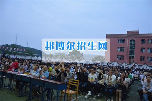 　　我校隆重舉行2017年預(yù)備班學(xué)生“各展所長(zhǎng)，揚(yáng)帆起航”文藝匯演  　　為了豐富同學(xué)們的課余生活，提高同學(xué)們的文藝素養(yǎng)，增強(qiáng)班級(jí)間的凝聚力和親和力。6月2日晚，我校在球類運(yùn)動(dòng)場(chǎng)舉辦了預(yù)備班“各展所長(zhǎng)，揚(yáng)帆起航”學(xué)生文藝匯演，全體預(yù)備班學(xué)生和職高部學(xué)生共800多名以及20多名教職工觀看了演出。  　　此次文藝匯演的節(jié)目?jī)?nèi)容形式多樣、內(nèi)容豐富，激情的開場(chǎng)舞——《GOODBOY》中拉開了帷幕，伴隨著一陣陣掌聲，歌舞、小品、朗誦、相聲等精心準(zhǔn)備的22個(gè)精彩的節(jié)目為觀眾呈現(xiàn)了一道豐富的視聽盛宴，最后全體師生齊唱的《難忘今宵》把本場(chǎng)文藝匯演推向了高潮，掌聲和歡呼聲此起彼伏，臺(tái)上臺(tái)下成了一片激情四溢的海洋，本場(chǎng)文藝匯演畫上了圓滿的句號(hào)。  　　此次文藝匯演演出的成功舉辦，充分彰顯了我校預(yù)備班學(xué)生的個(gè)性，讓預(yù)備班學(xué)生充分感受到育才職高的魅力。